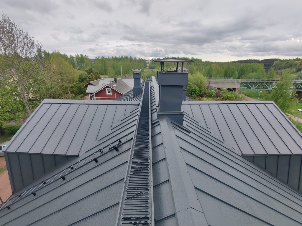 Katon huoltohistoria kirjallisessa tarkastusraportissa valokuvineen