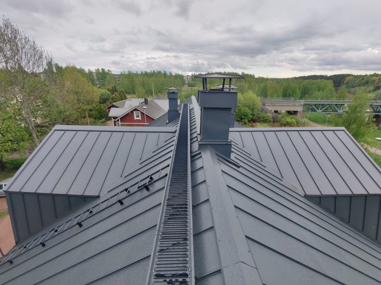Tiilikaton pakkasrapautuminen: tunnista haurastuneet kattotiilet ennen seuraavaa talvea