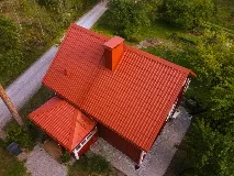 Puut liian lähellä kattoa – oksien, lehtien ja neulasten aiheuttamat vauriot